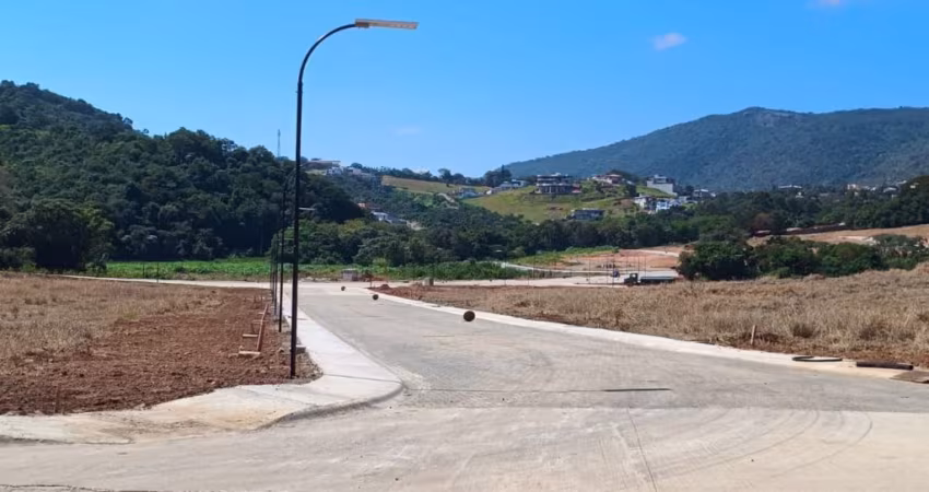 “Condomínio Ecoville' Av. Santana. Imagina você morar no melhor lugar do mundo em Atibaia, “Condomínio Ecoville' De frente para a Pedra Grande. Vila Giglio, 360m², 650K segurança 24 horas.
