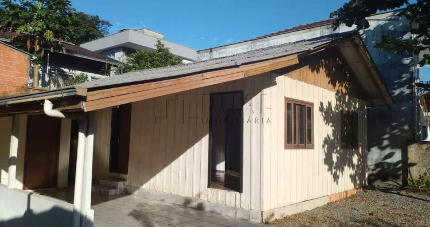 Terreno com casa de madeira próximo ao Parque da Inovação em Jaraguá do Sul