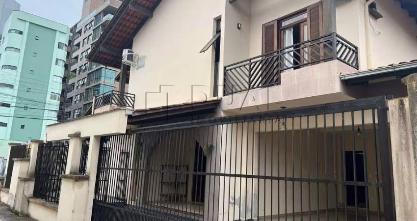 Casa residencial com potencial comercial com 270 m² semi mobiliado à venda no bairro Centro de Jaraguá do Sul