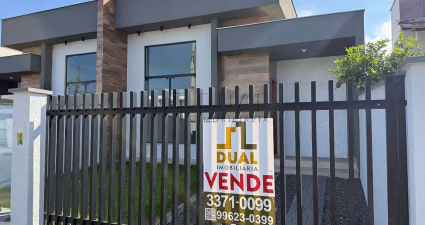 Moderna e Pronta para Morar: Casa Geminada com 3 Dormitórios e Churrasqueira