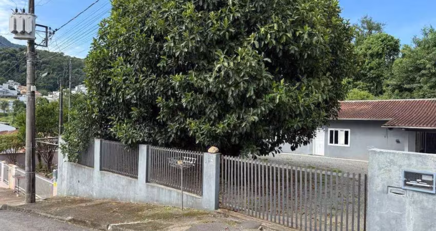 Casa com amplo terreno no Bairro Amizade