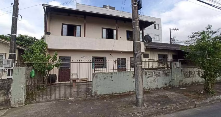 Casa mista de esquina com terreno de 306,12 m² no bairro Vila Baependi em Jaraguá do Sul