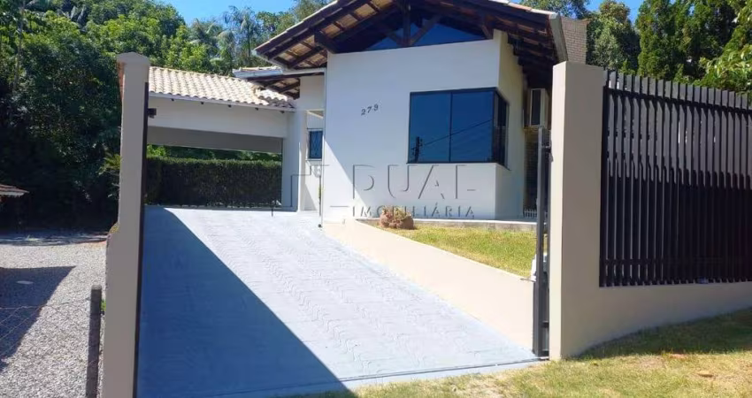 Excelente casa à venda, localizada no bairro Amizade com amplo terreno