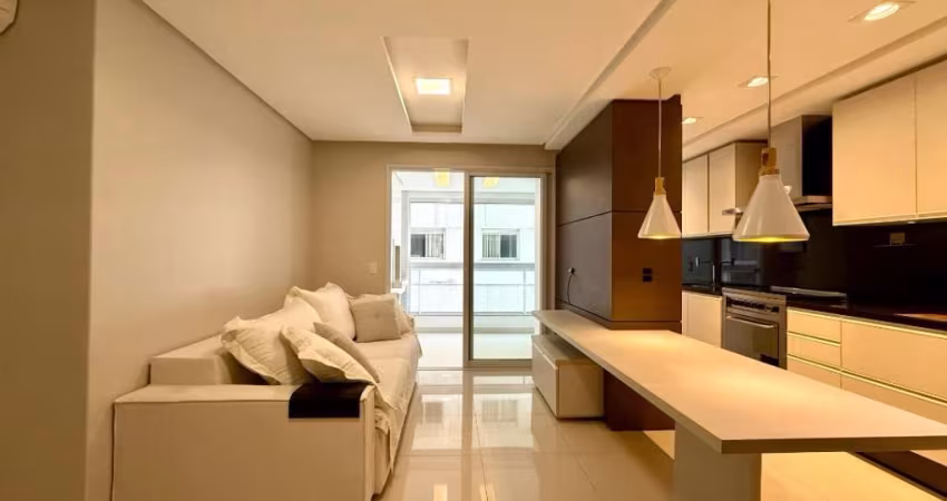 Apartamento 2 dormitórios com suíte, mobilado e vaga de garagem.