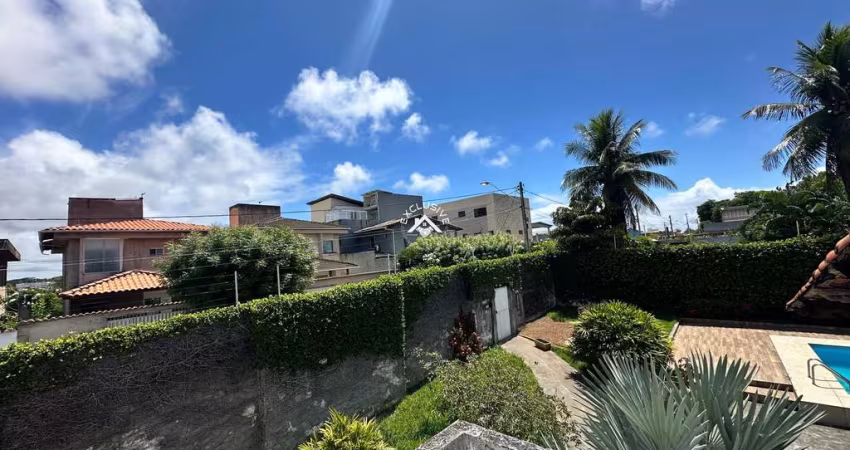 Espetacular Casa Duplex de 5 Quartos, Lauro de Freitas-BA, com 3 Suítes e 480m² de Área construída e 1.425m² de área total  - Imperdível!