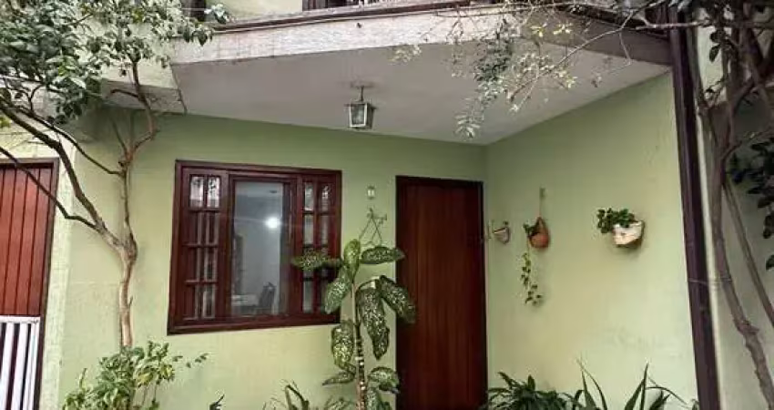 Linda casa Duplex em Condomínio !!!