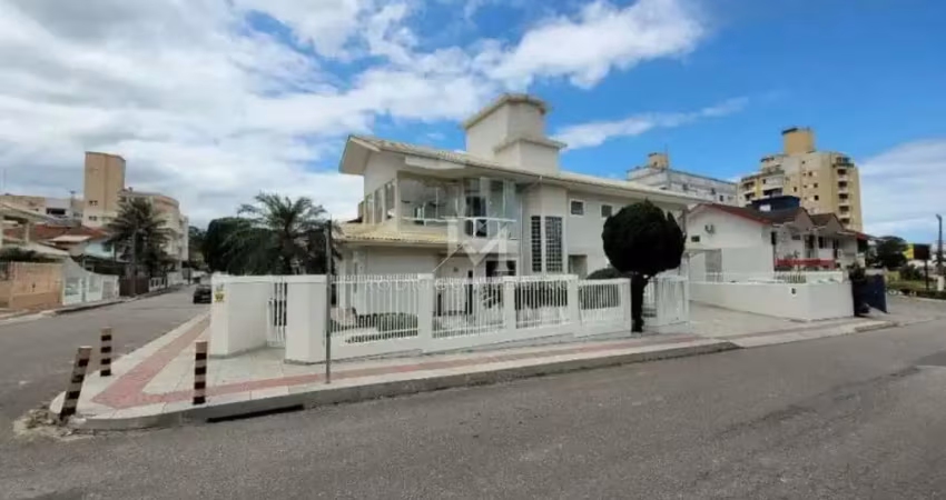 Sobrado de Alto Padrão no bairro Pagani em Palhoça/SC