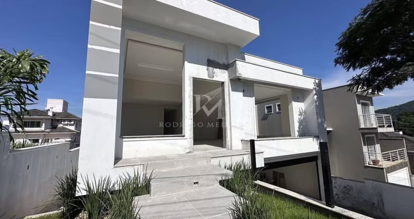 Casa 4 Dormitórios (2 suítes) no bairro Pedra Branca em Palhoça/SC