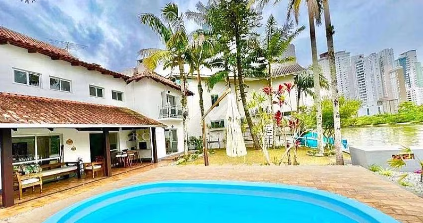 Casa com Píer e Vaga Náutica - Balneário Camboriú /SC