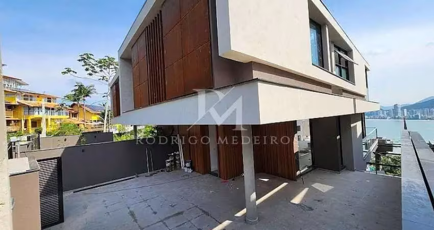 Mansão suspensa à venda em itapema-sc com 4 suítes e 376m²