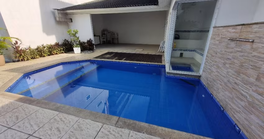 Freguesia-Casa triplex à venda 3 quartos sendo 3 suítes, 194 m², 2 vagas, jardim