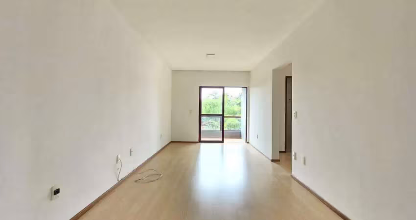 Apartamento com 2 quartos e sacada com churrasqueira, localizado no Glória à venda por R$ 330 mil.