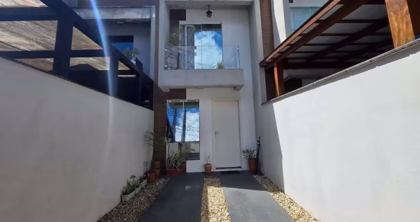 Sobrado Geminado com 2 quartos, localizado no Iririú à venda de R$ 350 mil por R$ 330 mil.
