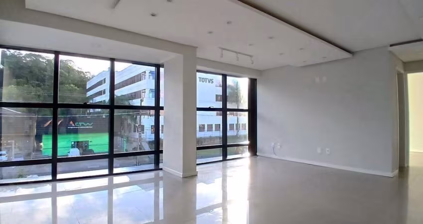 Sala comercial para alugar com 46m², banheiro privativo, vaga coberta e elevador. Por apenas R$2.350,00 + taxas
