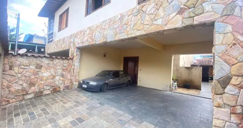 Casa com - 4 qt. - 01 suíte - 4 vg. - 200m² - R$745K