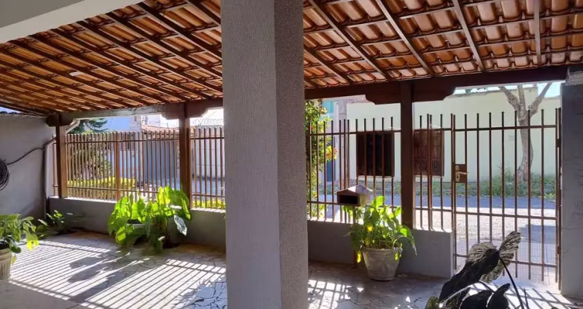 Casa linear - para reforma - 3 qts. - 6 vg. - lote 380m² - próximo a Cristiano Guimarães
