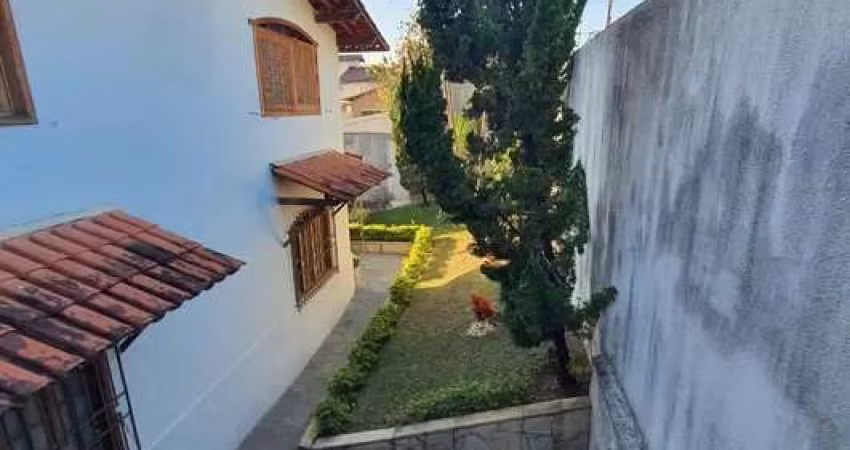 Casa Esquina - 4 Qts. - 02 Suítes - 03 Vgs. - 387m² área construída - R$ 1.300mi
