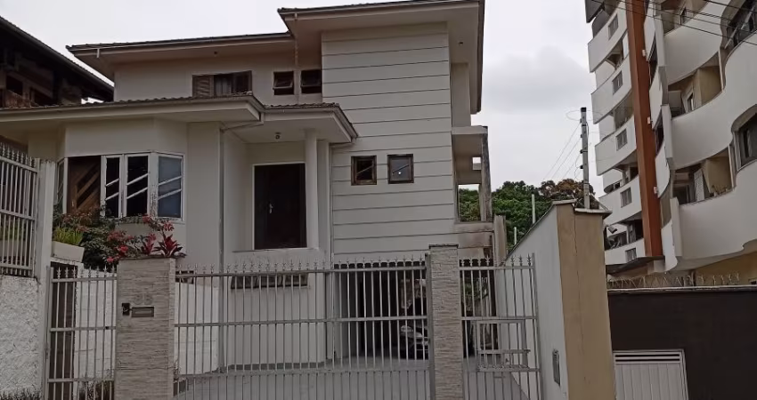 Excelente sobrado no Anita Garibaldi!