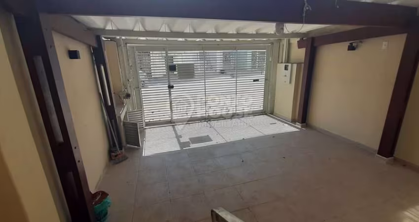 Sobrado de 230 m2 com 03 dormitórios, 02 vagas, reformado em Mirandópolis
