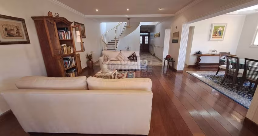 Casa à Venda Planalto Paulista, 4 Suítes, 5 Vagas e Quintal, Aceita Permuta