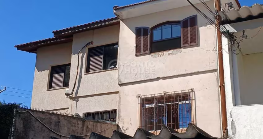 Sobrado à venda na Cidade Domitila, 3 dormitórios, 1 suíte e 2 vagas.
