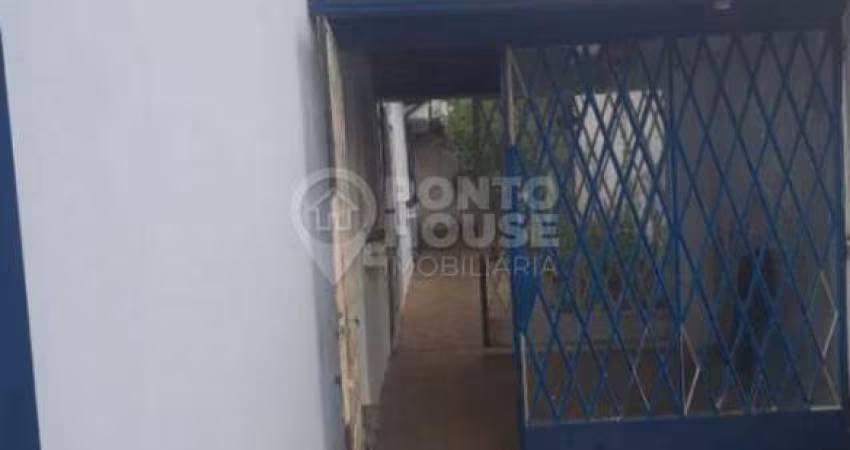 Casa Térrea, Planalto Paulista, 2 Dormitórios, 2 Banheiros, 3 Vagas, Quintal.