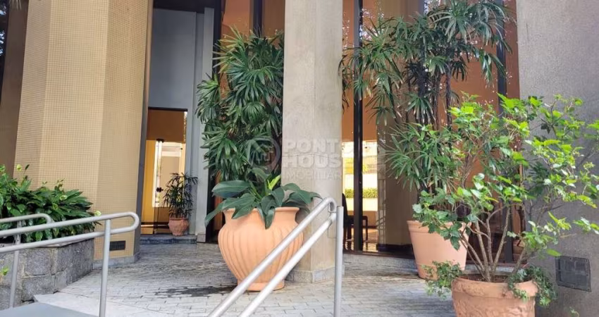 Apartamento à Venda no bairro de Moema, 3 Suítes e 3 Vagas, A 1 Km do Shopping