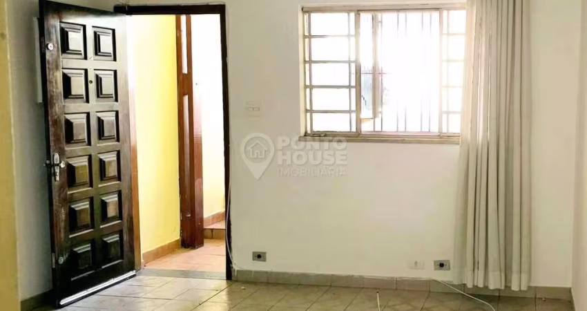 Sobrado 2 dormitórios, vaga de garagem e quintal à venda na Vila Guarani
