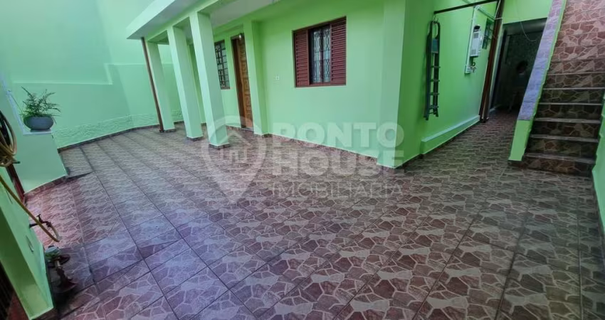 Casa térrea reformada à venda no bairro Vila Vera, 2 dormitórios e 2 vagas