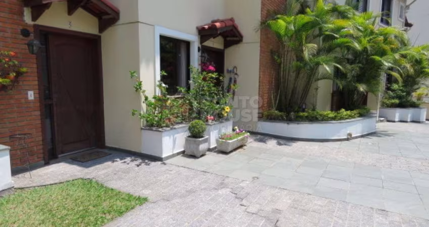 Casa em condomínio à venda bairro Vila Gumercindo 3 dormitórios, suite e 2 vagas