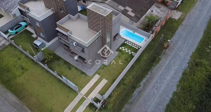 Sobrado com 3 suítes piscina e área de jardim