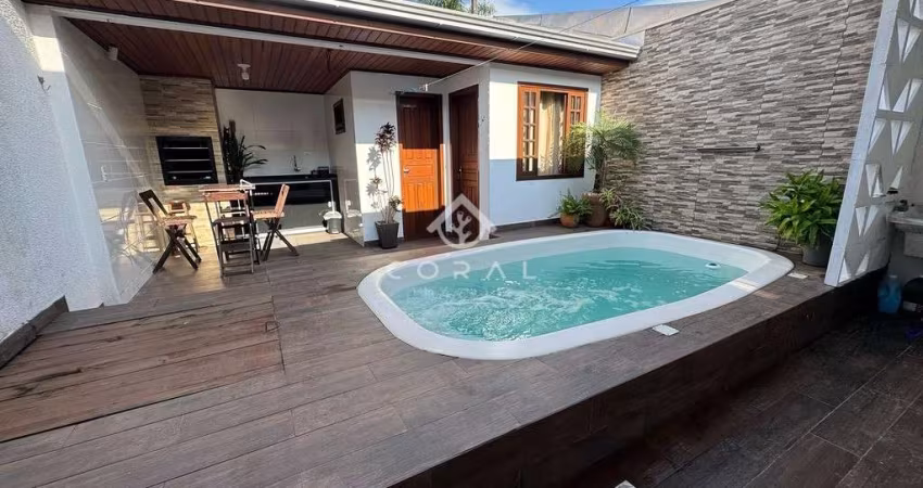Casa com piscina e suíte perto do mar