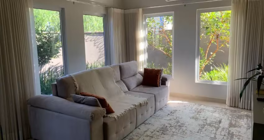 Linda casa à venda no parque das amoras ii com 3 dormitórios