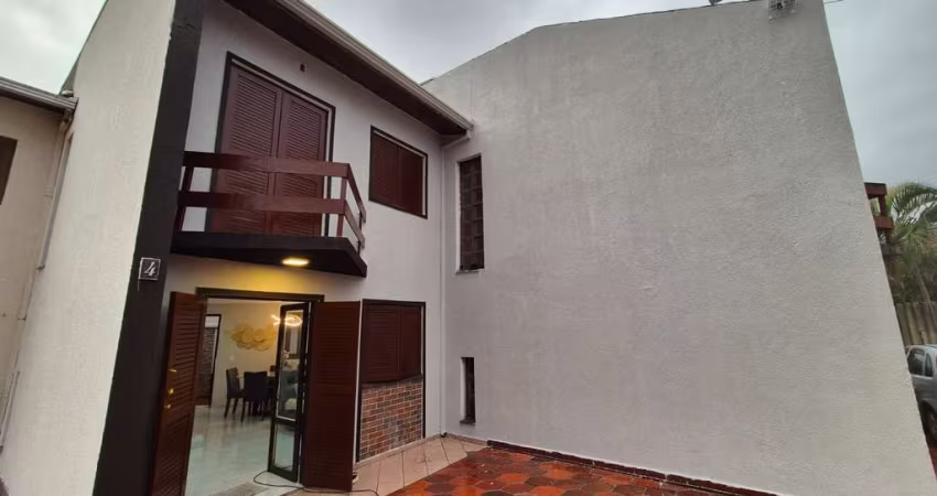Amplo sobrado reformado em Caiobá.