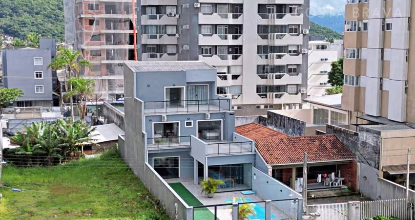 Sobrado com piscina, próximo ao mar