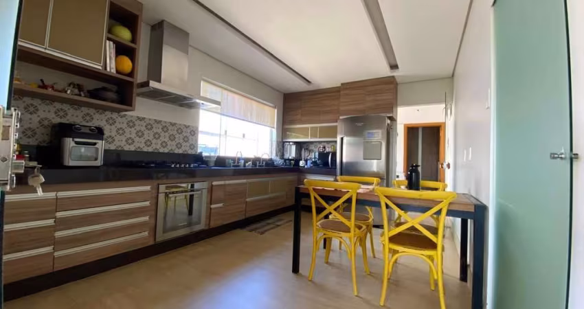 Casa para Venda em Uberlândia, Nova Uberlândia, 3 dormitórios, 1 suíte, 3 banheiros, 2 vagas
