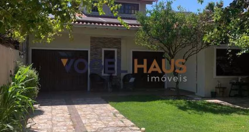 Casa à venda com amplo pátio no Bairro Harmonia, em Canoas.