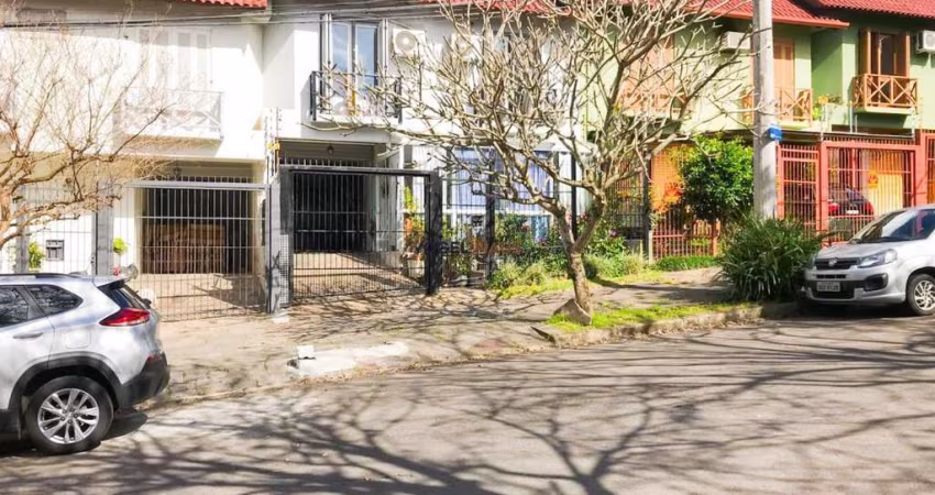 Casa-sobrado 3 dormitórios, 1 suíte. Bairro Jardim Itu.