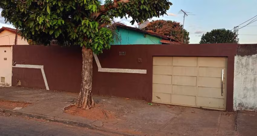 VENDO CASA 3 SUÍTES COM PISCINA. Casa de Rua com 3 Quarto(s) e 2 banheiro(s) à Venda, 180 por R$ 450.000 no setor Cidade Vera Cruz TA14224