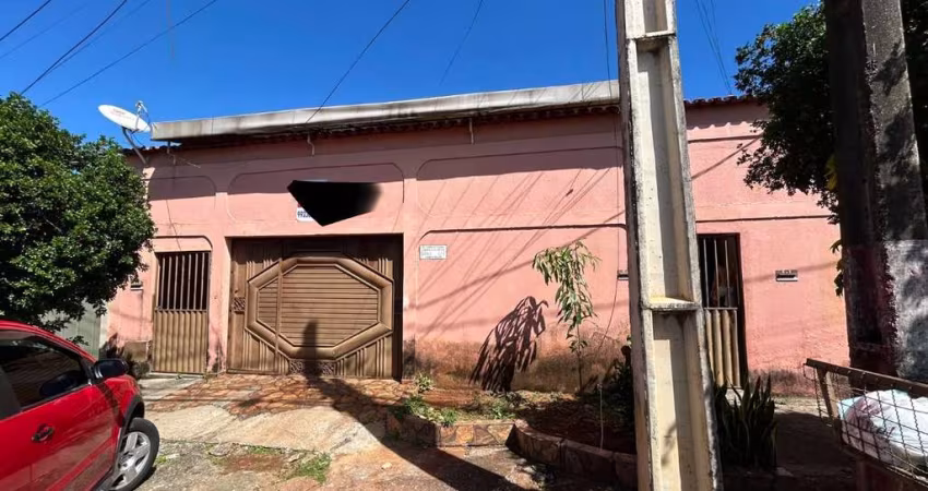CASA/SOBRADO Casa de Rua com 8 Quarto(s) e 6 banheiro(s) à Venda, 280 por R$ 650.000 no setor Ilda AD20750
