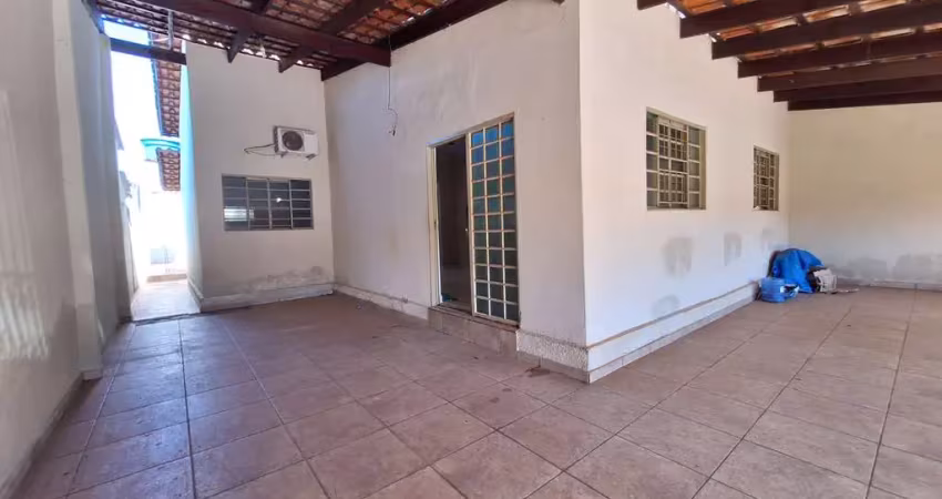 Casa com piscina aquecida e 5 vagas | 3 quartos | próximo à ufg casa de rua com 3 quarto(s) e 3 banheiro(s) à venda, 220 por r$ 370.000 no setor vila itatiaia vn23972