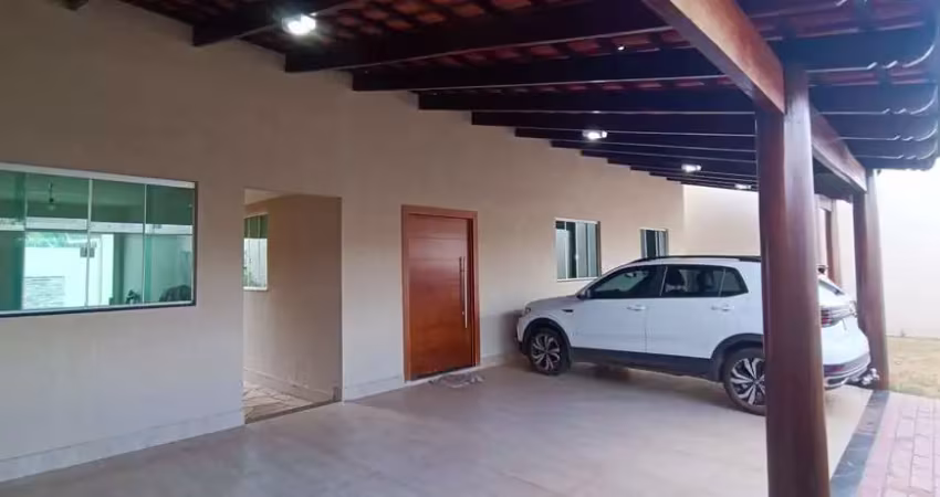 Vendo Casa de 3 Quartos Sozinha no Lote, com Piscina no Vila Brasília Casa de Rua com 3 Quarto(s) e 2 banheiro(s) à Venda, 223 por R$ 850.000 no setor Parque Real de Goiânia VN24030