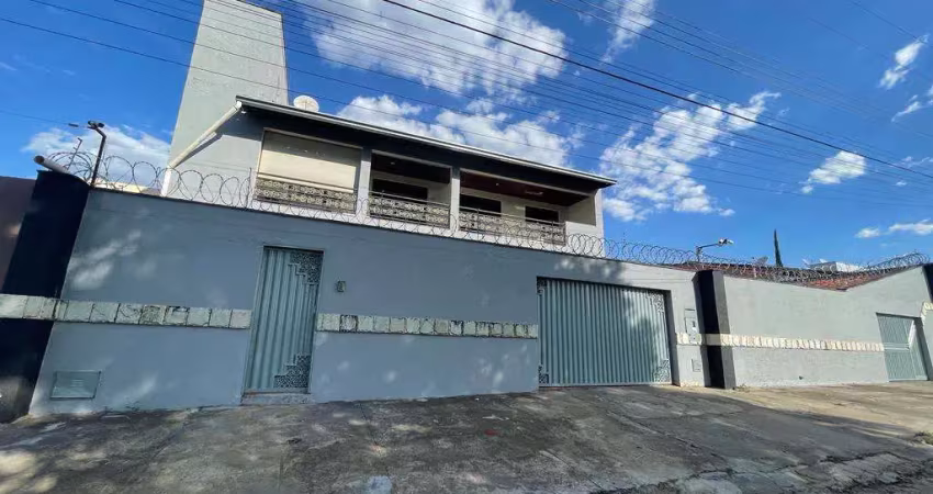 SOBRADO EM DOIS LOTES DE ALTO PADRÃO COM PÍSCINA Casa de Rua com 6 Quarto(s) e 5 banheiro(s) à Venda, 351 por R$ 1.470.000 no setor Residencial Flamingo AD26661