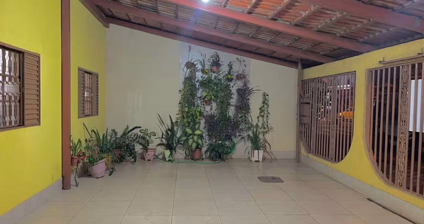 Casa na Avenida Neddermeyer - Cidade Jardim Casa de Rua com 3 Quarto(s) e 1 banheiro(s) à Venda, 275 por R$ 510.000 no setor Vila Canaã AX22580