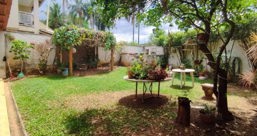 Casa Térrea sozinha no lote 4 quartos com suite quintal Casa de Rua com 4 Quarto(s) e 4 banheiro(s) à Venda, 236 por R$ 815.000 no setor Jardim Vitória IN27515
