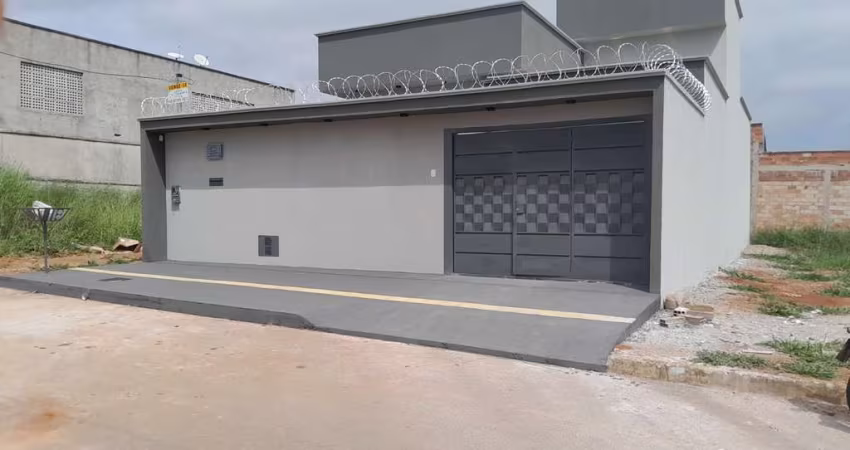 CASA NO RESIDENCIAL RECANTO DAS EMAS  Casa de Rua com 3 Quarto(s) e 2 banheiro(s) à Venda, 200 por R$ 700.000 no setor Residencial Recanto das Emas IN27862