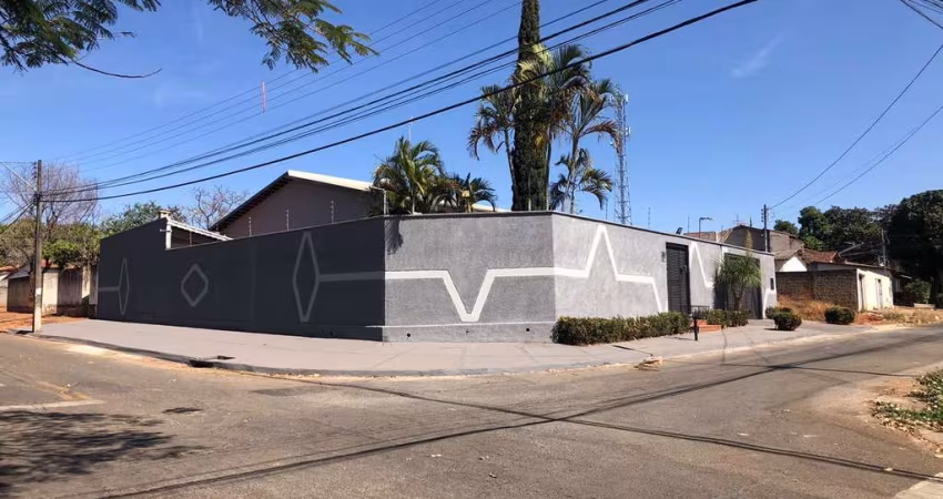 Linda Casa Térrea  Casa de Rua com 5 Quarto(s) e 3 banheiro(s) à Venda, 278 por R$ 930.000 no setor Jardim Califórnia  AD27769