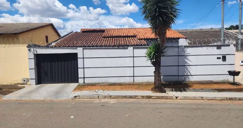 Casa com lote de 397 m2 no Buriti Sereno em Ap. de Goiânia Casa de Rua com 3 Quarto(s) e 2 banheiro(s) à Venda, 166 por R$ 400.000 no setor Jardim Buriti Sereno FL28182
