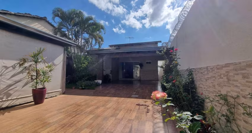 Belíssima casa 4 Suítes Prox. ao Jardins Madri Casa de Rua com 4 Quarto(s) e 5 banheiro(s) à Venda, 162 por R$ 980.000 no setor Parque das Paineiras (1,2,3 e 4 Etapa) AU28987