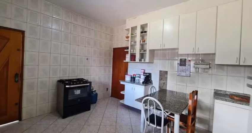 CASA NO VILA REGINA  Casa de Rua com 3 Quarto(s) e 1 banheiro(s) à Venda, 260 por R$ 785.000 no setor Vila Regina SL29364